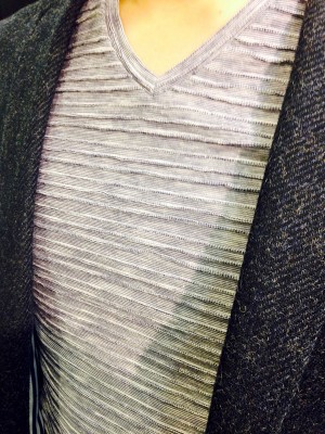 グレーの長袖カットソー（9,000円くらい）
